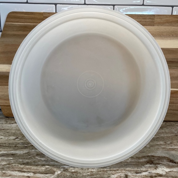 2 Tupperware Cake Takers White Rectangle 622 & Round Harvest Gold 684 & 1 Handle - Picture 7 of 15